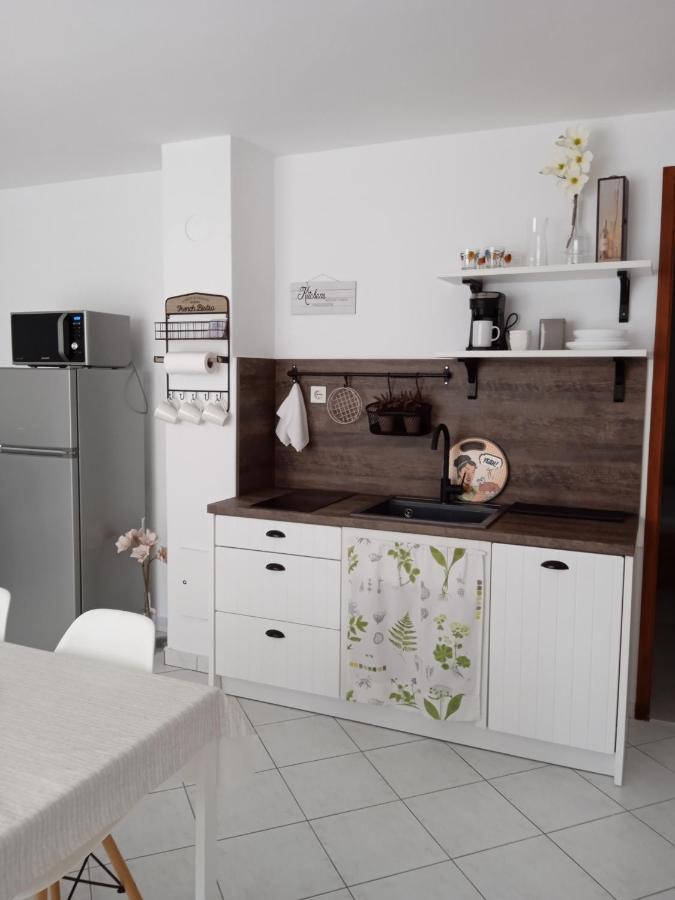 Apartmani More โกมาร์นา ภายนอก รูปภาพ