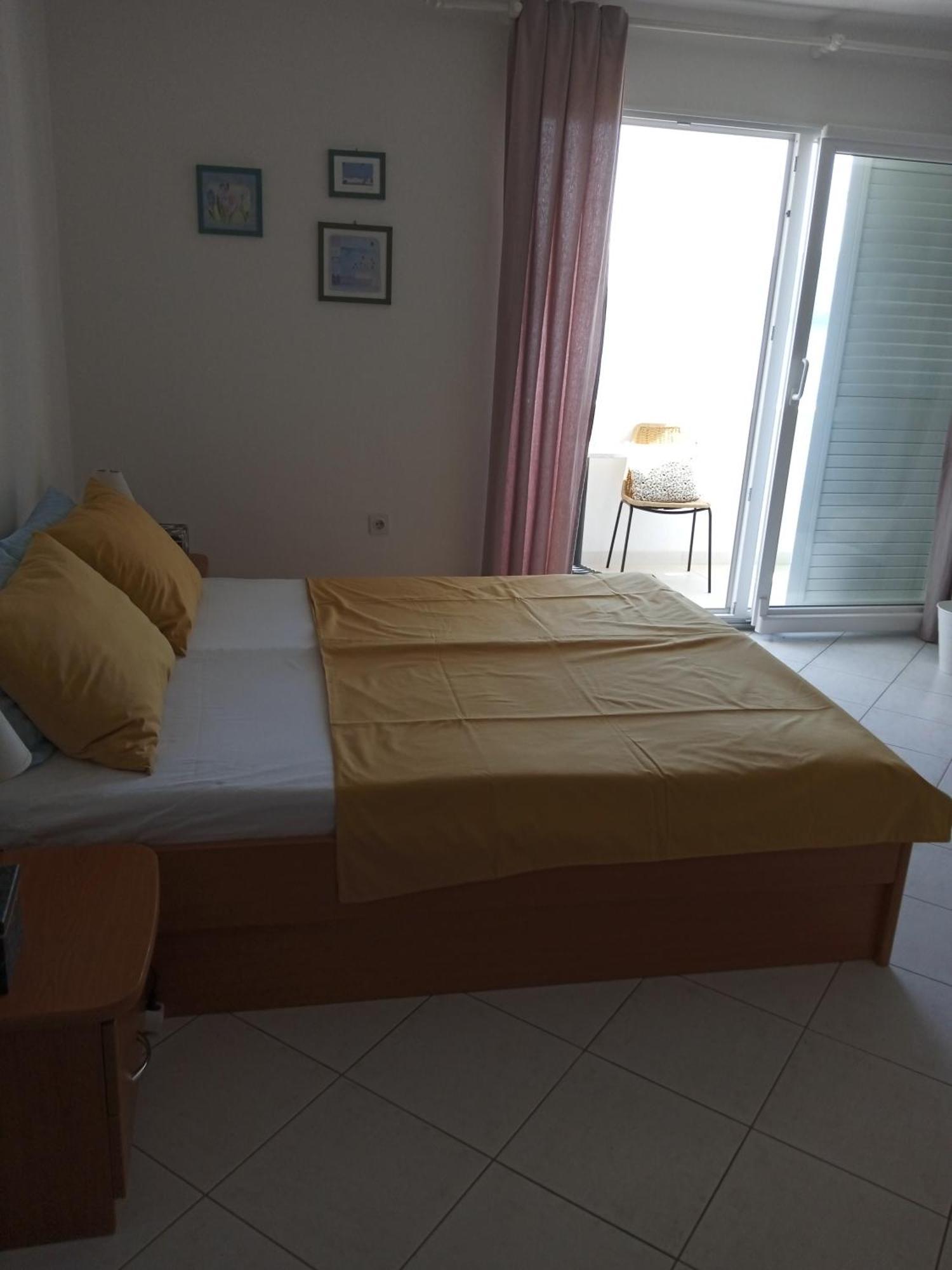 Apartmani More โกมาร์นา ภายนอก รูปภาพ