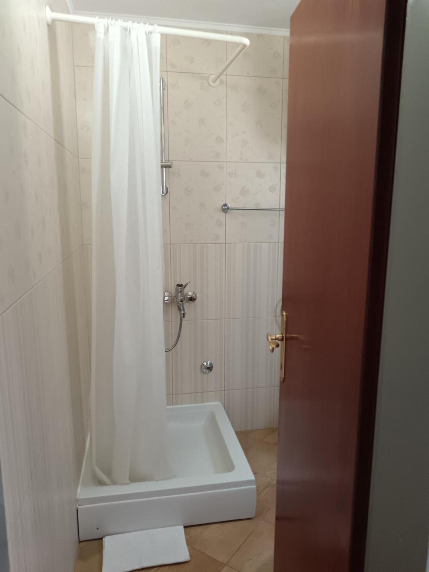 Apartmani More โกมาร์นา ภายนอก รูปภาพ